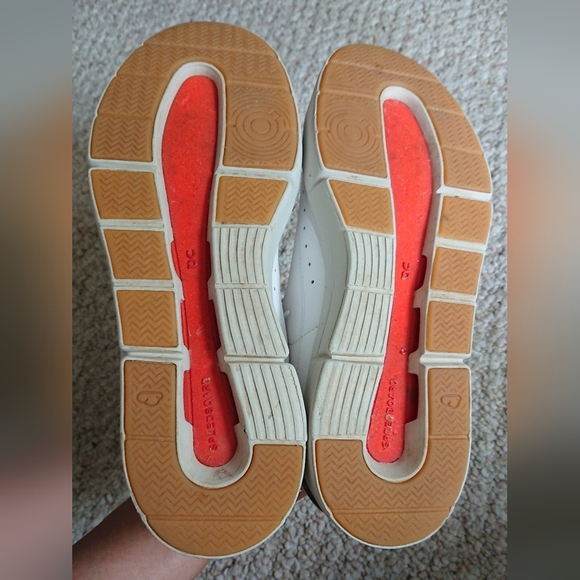 On Women's The Roger Centre Court Sneakers size 8 - Picture 5 of 15